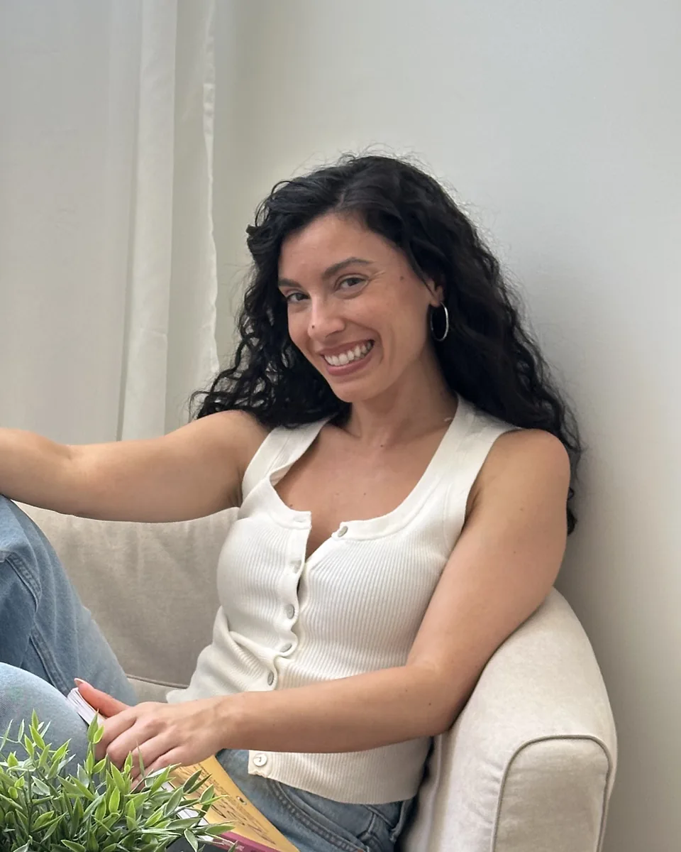 Natalia Pitarch sentada en un sillón junto a la ventana de la consulta