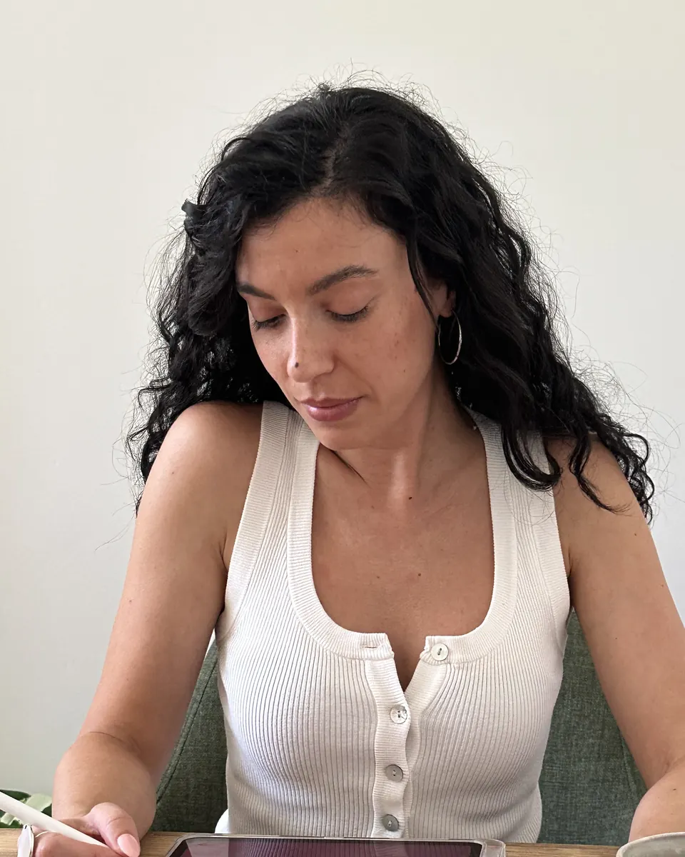 Natalia Pitarch escribiendo con un lápiz digital en la consulta
